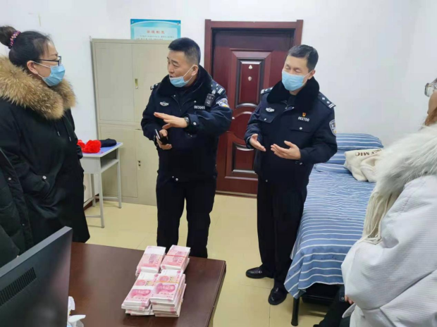 老人乘坐公交車攜帶裝有20萬現(xiàn)金“餅干盒”丟失了