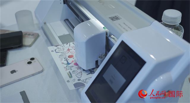 制作手機膜的機器。人民網(wǎng) 孫鴻宇攝