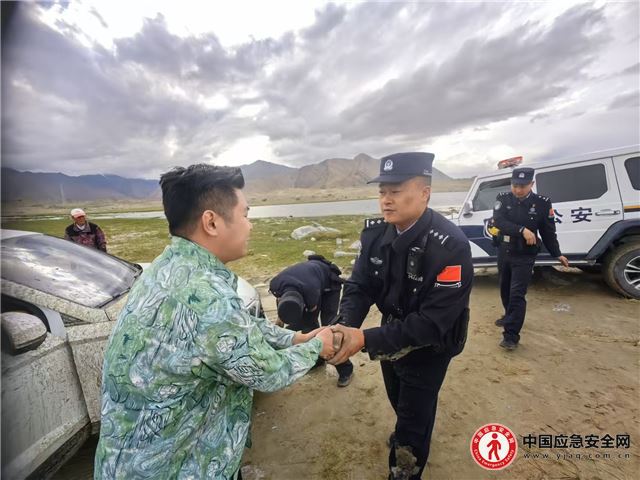 新疆克州:民警泥潭救援